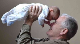 Ilustrasi kakek sedang menjaga cucunya. (sumber : www.suara.com)