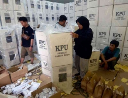 bbc.com/Pekerja melakukan pengepakan logistik pemilu di gudang logistik pemilu KPU Kota Bandar Lampung