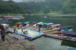Berbagai pilihan perahu untuk mengelilingi Danau Menjer/Foto: Lilian Kiki Triwulan