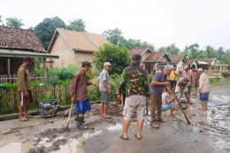 Gambar. Jumat Bersih bersama warga Desa Tulang Bawang (Dok. pribadi)