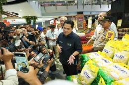 Erick Thohir, menteri BUMN bicara sal kelanggkaan dan kenaikan harga beras, 12-2-2024 (dok foto: Kementerian BUMN via okezone.com)