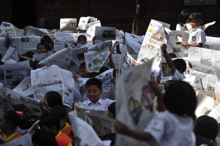 Siswa SD Negeri Joglo 76, Kadipiro, Solo, Jawa Tengah, membaca koran bersama dalam rangka ikut merayakan Hari Pers Nasional di halaman sekolah mereka, Selasa (9/2/2010). Foto: KOMPAS/HERU SRI KUMORO