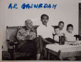 Foto lawas AR. Baswedan bersama Roosdi AS (bapak mertuaku) dan suamiku saat kecil (depan kanan). Sumber gambar dokumen pribadi.