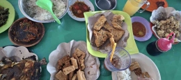 Makan siang di Warung Sari Laut Mbak Atun Makassar (Sumber: dokumen pribadi)