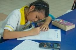 Seorang anak Singapura sedang mengerjakan soal matematika. Foto: GETTY IMAGES/BBC INDONESIA via KOMPAS.com