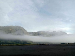 Kabut di atas kaldera lautan pasir Taman Nasional Bromo Tengger Semeru (Dok. Pribadi)