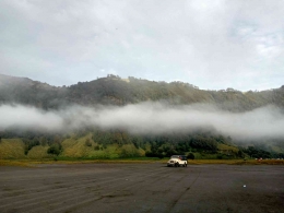 Kabut di atas kaldera lautan pasir Taman Nasional Bromo Tengger Semeru (Dok. Pribadi)