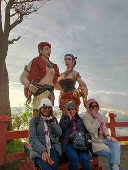 Berfoto di depan patung Roro Anteng dan Joko Seger, TNBTS (Dok. Pribadi)