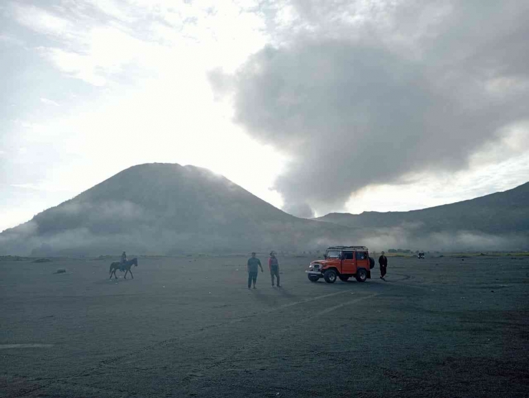 Kaldera Lautan Pasir dengan latar Gunung Bromo (Dok. Pribadi)