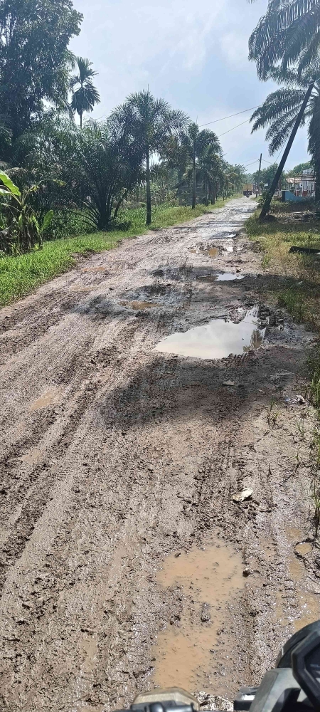 Ilustrasi kondisi jalan pada saat hujan licin dan becek (Sumber: Dokpri/Daud Tamba)