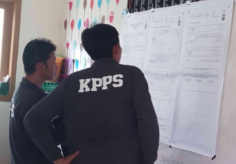 Petugas KPPS Memperhatikan Perhitungan Surat Suara Calon Presiden dan Wakil Presiden di TPS Tempat Saya Mencoblos. (Sumber: Dokpri/Agustian Deny A)