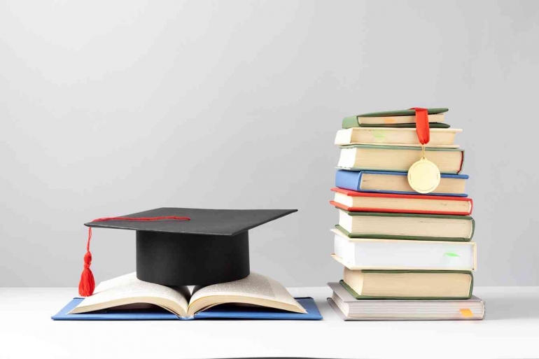 Ilustrasi pendidikan tinggi sebagai pendorong transformasi sosial. (Freepik.com)