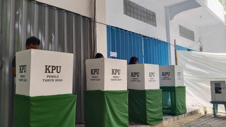 Proses pemungutan suara Pemilu Serentak 2024 di TPS 04 Kelurahan Salubarani, Kec. Gandangbatu Sillanan, Tana Toraja. Sumber: Dokumentasi Pribadi. 