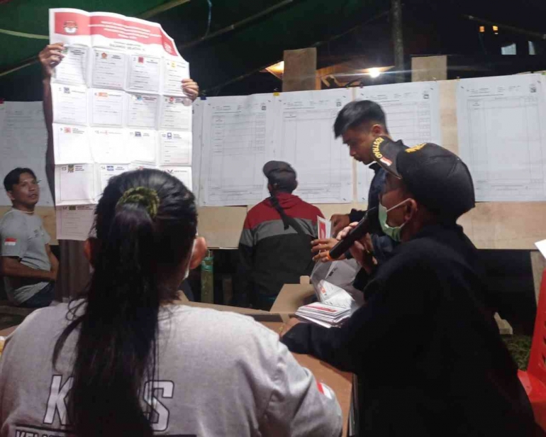Penghitungan suara DPR RI pada pukul 8 malam di Tana Toraja. Sumber: Dokumentasi Pribadi