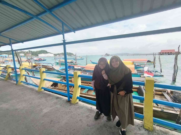 Kami di Pelabuhan Pancung Belakangpadang, Batam. | Foto Dokumentasi Pribadi