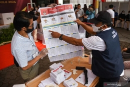 Ilustrasi petugas KPPS sedang menjelaskan mengenai kertas suara pada pemilu serentak 2024. Sumber: ANTARA FOTO/Fransisco Carolio