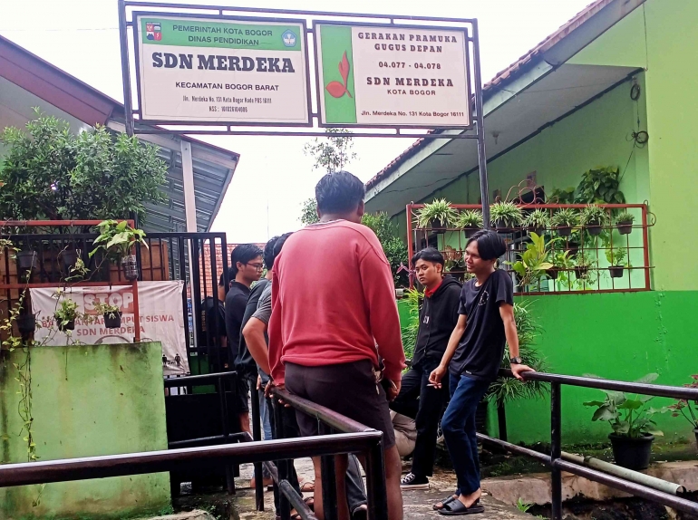 Para pemilih di depan TPS 014 SDN Merdeka (dokumen pribadi)