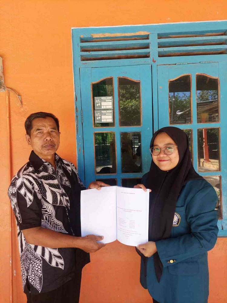 Penyerahan Buku Profil Desa Kepada Salah Satu Wakil Perangkat Desa/DOK. pri