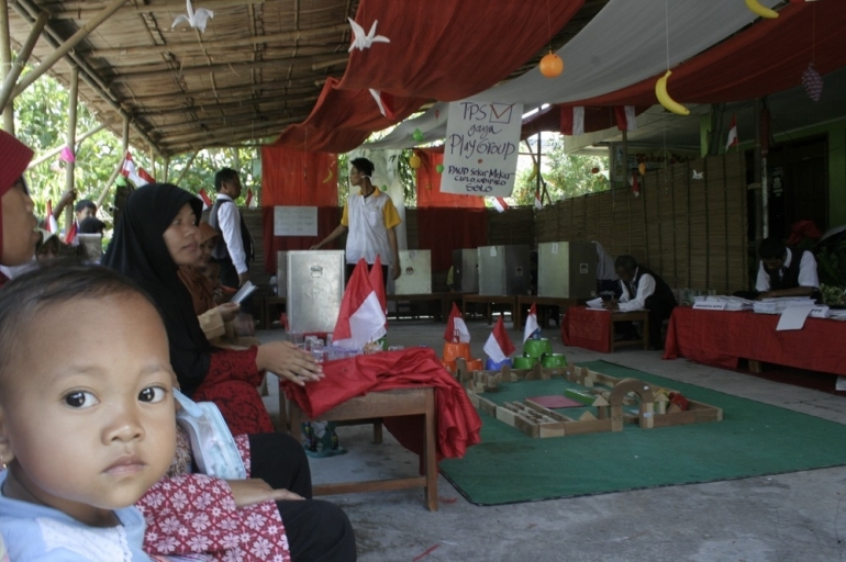 Tempat Pemungutan Suara (TPS) 102 di Kampung Clolo, Kelurahan Kadipiro, Kecamatan Banjarsari, Kota Solo dibuat dalam suasana playgroup karena berlokasi di Kelompok Bermain Sekar Mekar, Kamis (9/4/2009). Foto: KOMPAS/SRI REJEKI