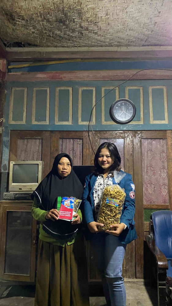 Gambar Kegiatan Pemberian Pelatihan Digitalisasi UMKM Pada Usaha Usus di Desa Pagergunung (Sumber : Dokumen Pribadi)