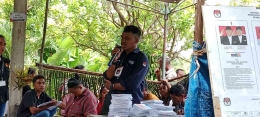 Ketua PPS Nekmese Amarasi Selatan memberikan informasi pencerahan tentang DPT dan DPTb di salah satu TPS di dalam desa Nekmese. Foto: Roni Bani 