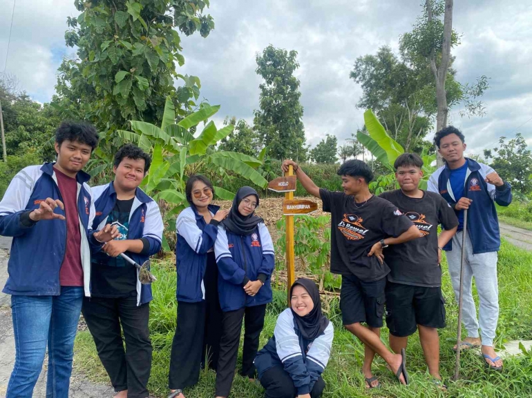 (05/02/2024) Mahasiswa KKN Tim 1 UNDIP, Desa Jatilawang Melakukan Pembuatan Plang Penunjuk Arah di Desa Jatilawang/dok. pri