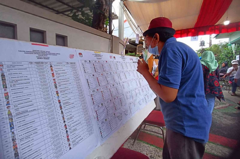 Calon pemilih mempelajari nama-nama di DCT anggota legislatif (foto: widikurniawan)