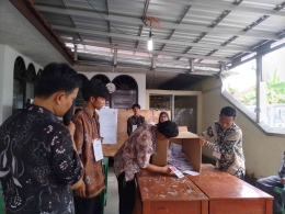 Pengecekan surat suara sebelum dihitung/Foto: Lilian Kiki Triwulan