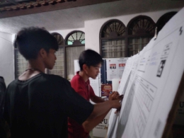 Pencatatan penghitungan suara oleh KPPS pada papan plano/Foto: Lilian Kiki Triwulan