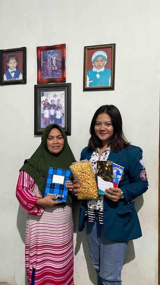 Gambar Kegiatan Pemberian Pelatihan Digitalisasi UMKM Pada Usaha Balok di Desa Pagergunung (Sumber : Dokumen Pribadi)