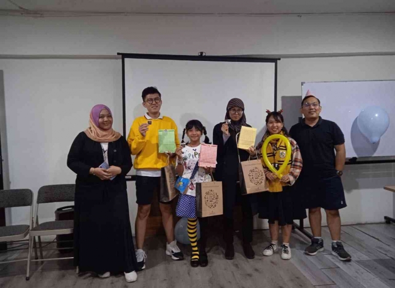 Foto bersama pemenang dan pengurus Komunitas Kumpul Baca. Dokumen pribadi.