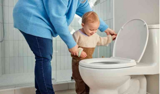 Seorang anak sedang belajar toilet training | sumber: lovevery.com