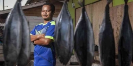 Sanedi (32) di Jemengan, Bunguran Timur, Pulau Natuna, berjualan ikan melalui FB sejak 2017. (NATIONAL GEOGRAPHIC INDONESIA / AGOES RUDIANTO)