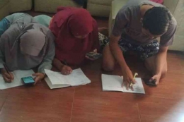 Anak-anak di Kampung Cilimushideung Desa Cibunar belajar daring memanfaatkan jaringan internet. (KOMPAS.COM/ARI MAULANA KARANG)