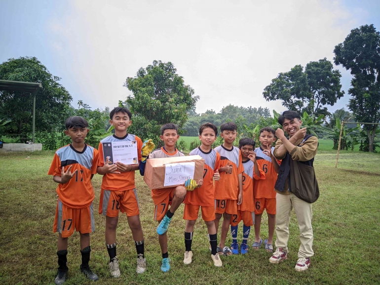 Pembagian hadiah Turnamen sepak bola anak desa Cilandak.dokpri