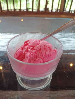 Seporsi es krim stroberi yang hanya dibandrol 5 ribu rupiah (dokpri)