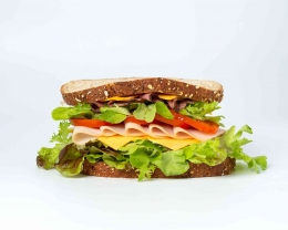 Seseorang yang terhimpit dari dua sisi dalam hal pemenuhan biaya hidup, digambarkan seperti sandwich (Sumber ilustrasi: Mae Mu via unsplash.com)
