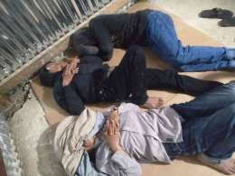 Anggota KPPS yang istirahat tidur di TPS. Sumber: Dokumentasi Pribadi