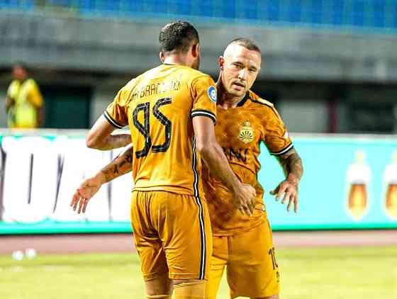 Debut Radja Nainggolan saat Bhayangkara FC mengalahkan Persita Tangerang dengan skor 3-0, 17 Desember 2023 malam. (Foto: Bhayangkara FC)
