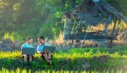 Tantangan dan Peluang: Membangun Desa Digital dengan Internet Cepat | bhuanajaya.desa.id