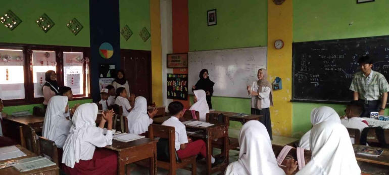 Mahasiswa Kelompok 31 desa kenongo memberi edukasi moderasi beragama di sela-sela asistensi mengajar, foto dok. pribadi