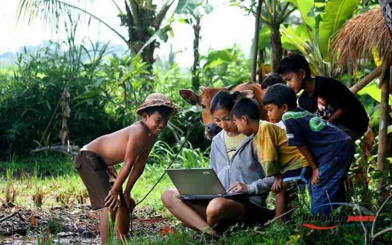 Ilustrasi Gambar Internet Masuk Desa. Sumber Gambar: https://payungi.org/internet-desa-membuka-akses-terhadap-teknologi-dan-layanan-modern/