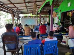 Suasana pertemuan warga dan pengurus Lembaga Pengelola Hutan Desa (LPHD) Desa Tampelas di tahun 2021| Foto: Yayasan Puter Indonesia