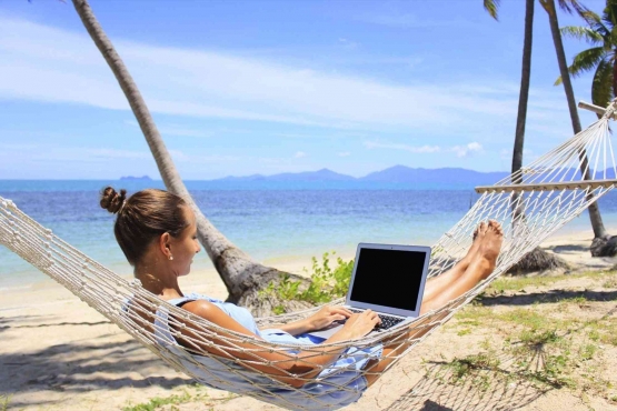 Ilustrasi kegiatan digital nomad. Sumber: econochannelfeunj.com
