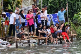 Bagaimana antusiasnya para penonton lokal F1H2O di Danau Toba tahun lalu. Foto : f1h20.com