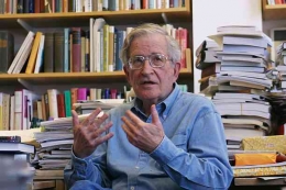 sumber: Noam Chomsky (gettyimages.com)