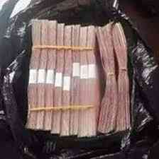 Uang ratusan Juta dalam Tas Kresek. Sumber gambar Otosia.com