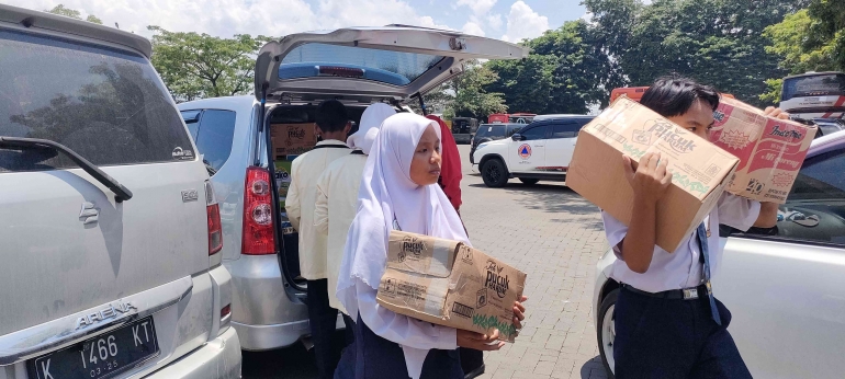 Ilustrasi 1: Siswa SMP 1 Jati, Kudus, Jawa Tengah, mengantar bantuan ke posko pengungsian beberapa waktu lalu. (Dokumentasi pribadi)