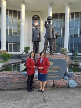 Foto bersama rekan kuliah Prodi Damai & Resolusi Konflik Fakultas Keamanan Nasional, Nn. Elsa Hutapea, M.Han, di depan gedung rektorat Unhan RI Bogor