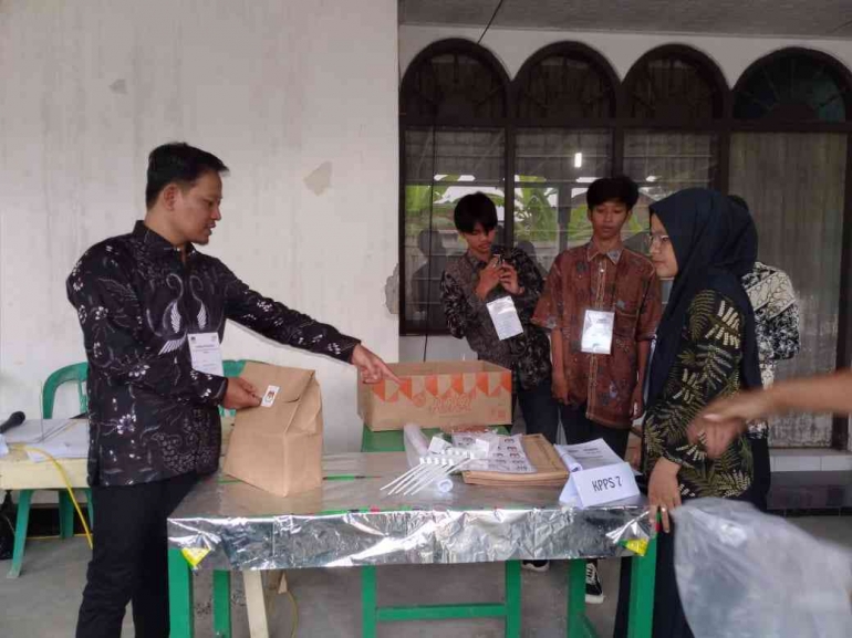 Pengecekan perlengkapan pemungutan suara/Foto: Lilian Kiki Triwulan